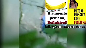Preview 1 of Bathing Bitch - Voyeur flagra sexo na rua,  duas safadas mamando sortudo