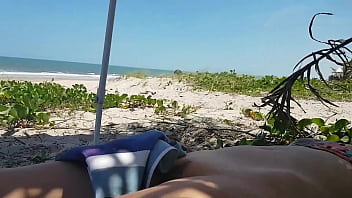 Preview 2 of Dani Daniles Kiss Porn - Esposa pelada na praia provocando a macharada