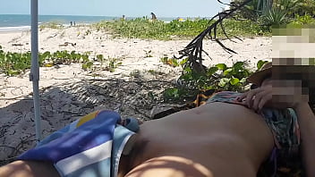 Preview 3 of Dani Daniles Kiss Porn - Esposa pelada na praia provocando a macharada