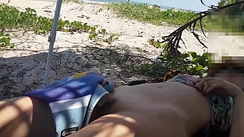 Preview 1 of Dani Daniles Kiss Porn - Esposa pelada na praia provocando a macharada