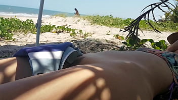 Preview 4 of Dani Daniles Kiss Porn - Esposa pelada na praia provocando a macharada