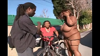 Preview 1 of Barzzers Xnxx - Lottitties tips the scale
