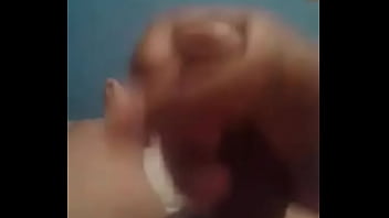 Preview 1 of Oops Tit Fell Out - Me masturbo ( mi primer video)