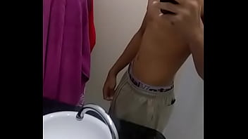 Preview 2 of Pron Teen Great - (Novinho Punheteiro) Sensualidade na Bermuda Tactel - Parte 1