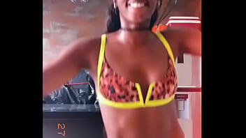 Preview 2 of Ivete Sangalo Pagando Peitinho - Cantora Iza