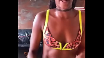 Preview 4 of Ivete Sangalo Pagando Peitinho - Cantora Iza