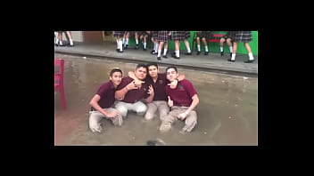 Preview 1 of Xxx Com Garll - Homosapiens del CECYTE XOCHIMILCO les da la pendeja y creen que se pueden ba&ntilde_ar donde sea (pendejos en cautiverio)