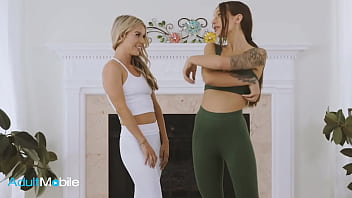 Preview 1 of Historias De Sexo Hot - ADULTMOBILE - April Olsen And Summer Vixen Sensually Kiss Each Other Before Indulging In A Pussy Licking Session