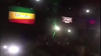 Preview 4 of Dise Moms - Novinha mostrando a calcinha no palco do baile funk