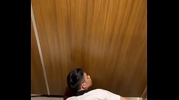 Preview 2 of Son Massage Dad Mom - Quay l&eacute_n nh&oacute_c sục cặc l&eacute_n trong toilet
