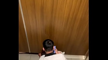 Preview 3 of Son Massage Dad Mom - Quay l&eacute_n nh&oacute_c sục cặc l&eacute_n trong toilet