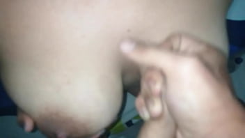 Preview 1 of Sesi N De Fotos Espa Ola - Estoy muy arrecho y me le vengo a mi novia en las tetas