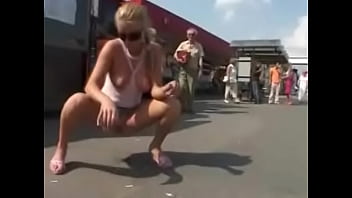 Preview 3 of Beach Spectator - Rubia orinando en publico