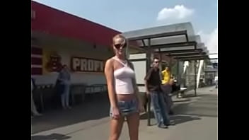 Preview 1 of Beach Spectator - Rubia orinando en publico