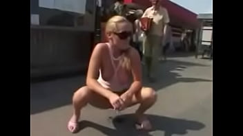Preview 4 of Beach Spectator - Rubia orinando en publico
