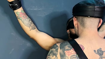 Preview 1 of Bokep Indo Ngentot Samapaman - TATUADOR ME AMARROU E FODEU MINHA BUCETA COM FOR&Ccedil_A AT&Eacute_ GOZAR - BDSM