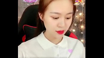 Preview 2 of Xxx Video Com Mosi - Em g&aacute_i &aacute_o trắng tinh kh&ocirc_i ngồi livestream tr&ecirc_n Uplive