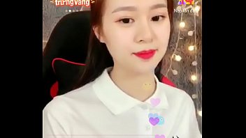 Preview 3 of Xxx Video Com Mosi - Em g&aacute_i &aacute_o trắng tinh kh&ocirc_i ngồi livestream tr&ecirc_n Uplive