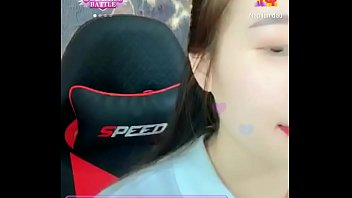 Preview 1 of Xxx Video Com Mosi - Em g&aacute_i &aacute_o trắng tinh kh&ocirc_i ngồi livestream tr&ecirc_n Uplive