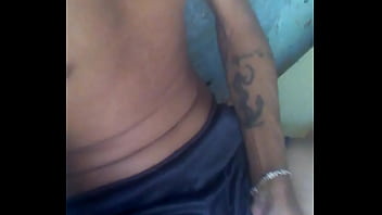 Preview 1 of Vbig Tits - Mostrando o pau pelo lado do short