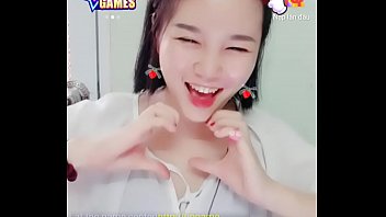 Preview 1 of Alhao Firee Sex Com - Em g&aacute_i dễ thương h&aacute_t tr&ecirc_n Uplive