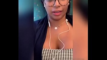 Preview 1 of Chico Na - Kesha Ortega masturb&aacute_ndose en un tren