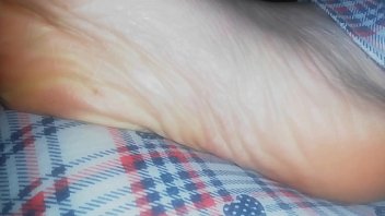 Preview 2 of Josephine James Cumshot - Nicoletta ha camminato a piedi nudi per tutta la giornata i suoi piedini sono distrutti