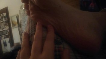 Preview 4 of Josephine James Cumshot - Nicoletta ha camminato a piedi nudi per tutta la giornata i suoi piedini sono distrutti