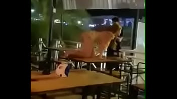 Preview 3 of Cewe Cute Sex - Aquele show espont&acirc_neo no bar
