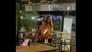 Preview 4 of Cewe Cute Sex - Aquele show espont&acirc_neo no bar