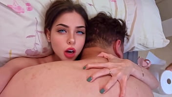 Preview 4 of Budak Sekolah Malaysia Girl - Sorpend&iacute_ a mi padrastro mirando porno,  y le hice un masaje para que me folle