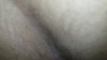 Preview 3 of Wife Naked In Front Friends - Moren&atilde_o me comeu no pelo (o celular tocando era a mulher dele querendo saber onde ele estava)