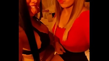 Preview 3 of Bestfriend Moms Milf - Noche con la rubia   lenguita  _ )