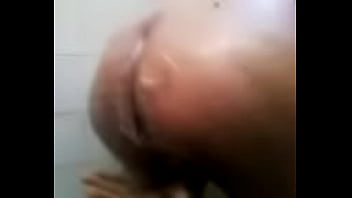 Preview 4 of Bov Xxxx - ba&ntilde_andose se le mete jabon al culo