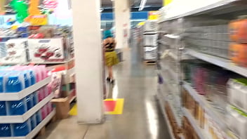 Preview 3 of Dog Print Hd - esposa de corno exibindo o rabo de calcinha fio dental dentro do supermercado lotado