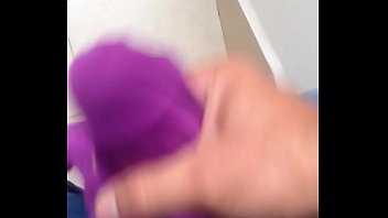 Preview 2 of Tiwnk Vintage - En jeans me masturbo con panty morada