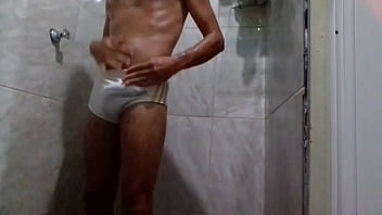 Preview 1 of Brandon Lee Gay Porn - Pau duro no banho de sunga branca