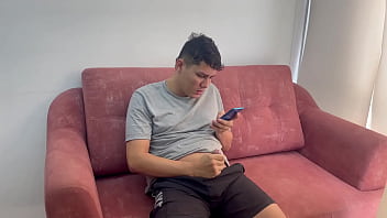 Preview 1 of Pilipinas Porn Video - Mi hermanastra me sorprende masturbandome mientras le reviso la galer&iacute_a de su celular. H.L.