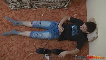 Preview 3 of Pshto Sixi Video - Gay dude sniffing shoe while tugging