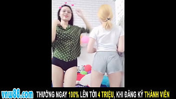 Preview 2 of Old Man Xxx Video With Young Boy - Hai Em Teen Hot Girl Nhảy Sexy Lộ Mu Đ&atilde_ Con Mắt