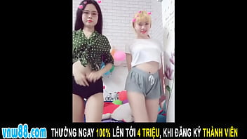 Preview 4 of Old Man Xxx Video With Young Boy - Hai Em Teen Hot Girl Nhảy Sexy Lộ Mu Đ&atilde_ Con Mắt
