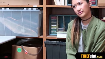 Preview 3 of Agarada De Verga En El Metro - Beautiful teen Jade Noir gets a rough fuck by a cop