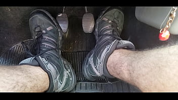 Preview 2 of Got White - Dirigindo com botas Adidas tamanho 44
