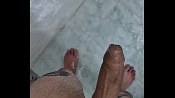 Preview 3 of Tube Com Do - CAIU NA NET - PUNHETA GOSTOSA NO BANHO