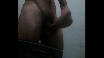 Preview 2 of Ngentot Pembantu Sma Tetangga - Punheta no Banheiro,  batendo com duas m&atilde_os
