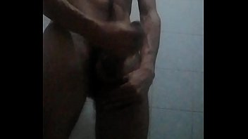 Preview 4 of Ngentot Pembantu Sma Tetangga - Punheta no Banheiro,  batendo com duas m&atilde_os