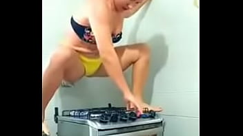 Preview 1 of Luisa Small Tits - Coroa querendo dar a periquita