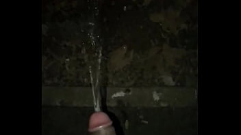 Preview 2 of Sunnny Xxxx Download - Novinho dando uma mijada durante a madrugada