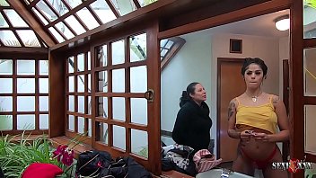 Preview 3 of Dad Spank Daughtet - Shayenne Samara nos bastidores da Sexfoxxx com Lidy Silva Diretora - Hugo Belfort - Assanhado Comedor