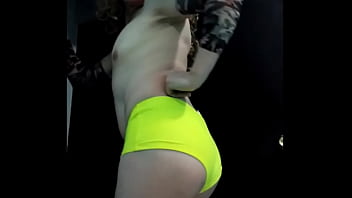 Preview 1 of O Nino - Y si me bajo el short? - Blanca Gar